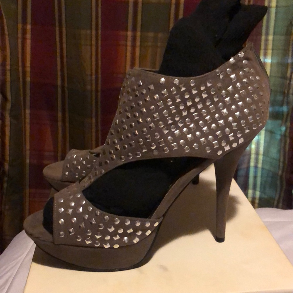 Taupe and silver stacked open toe pump w zipper